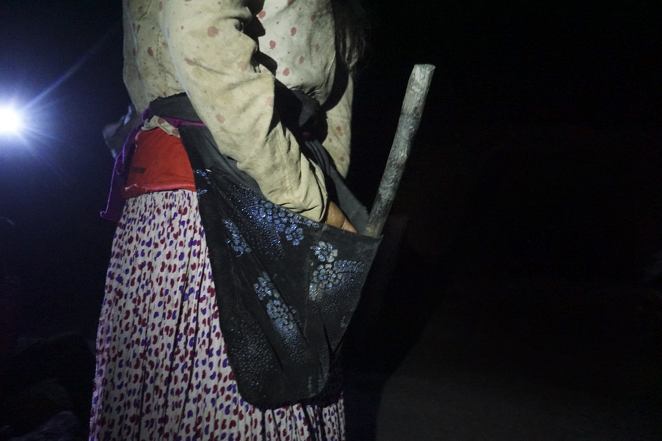 Đêm trắng ở vùng rốn quặng miền biên ải - 3 
Đồ nghề rất đơn giản. Mối người gắn một chiếc đèn pin lên đầu, một chiếc búa để đập thăm dò đào bới và chiếc túi vải đựng quặng mót được.