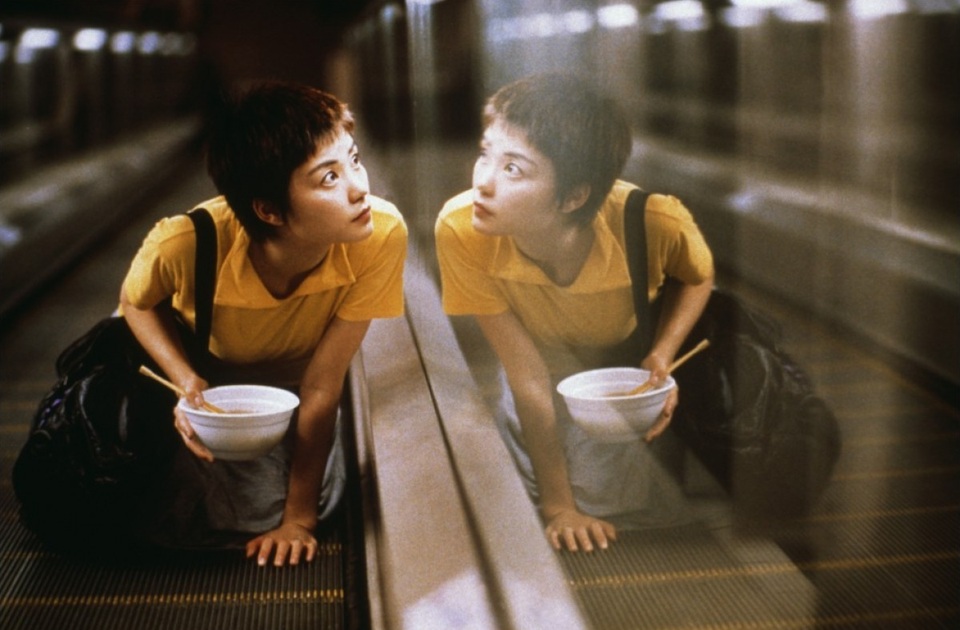 “Chungking Express” (Trùng Khánh Sâm Lâm - 1994): Trong những năm tháng trưởng thành, có thể bạn sẽ phải một mình tới thành phố xa lạ lập nghiệp, khi đó, việc tìm được những người bạn đích thực là điều khó khăn. Có những lúc bạn cảm thấy mình thực sự cô độc. Hiếm phim nào khắc họa cảm giác cô đơn giữa thành phố hay như “Trùng Khánh Sâm Lâm”.