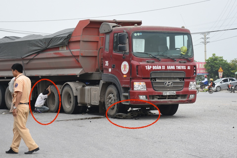 Người con trai ôm bánh xe tải khóc mẹ bị tai nạn - 2
Chiếc xe đạp điện bà Thuỷ bị đâm gãy nát và con trai bà Thuỷ đang ôm bánh xe tải khóc thương mẹ.