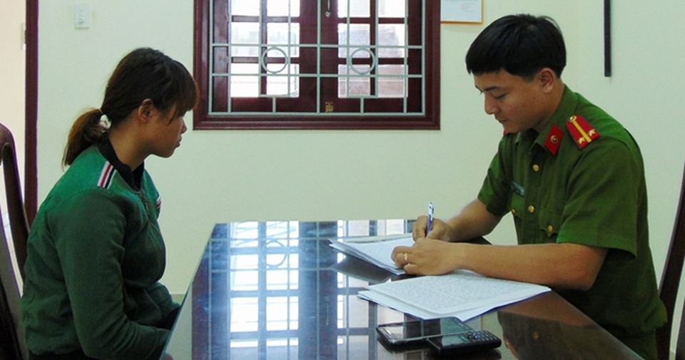 Vụ đánh hội đồng, lột quần áo: Bị hại yêu cầu bồi thường hơn 315 triệu đồng - 3 Văn Thị Mỹ Dung tại cơ quan công an