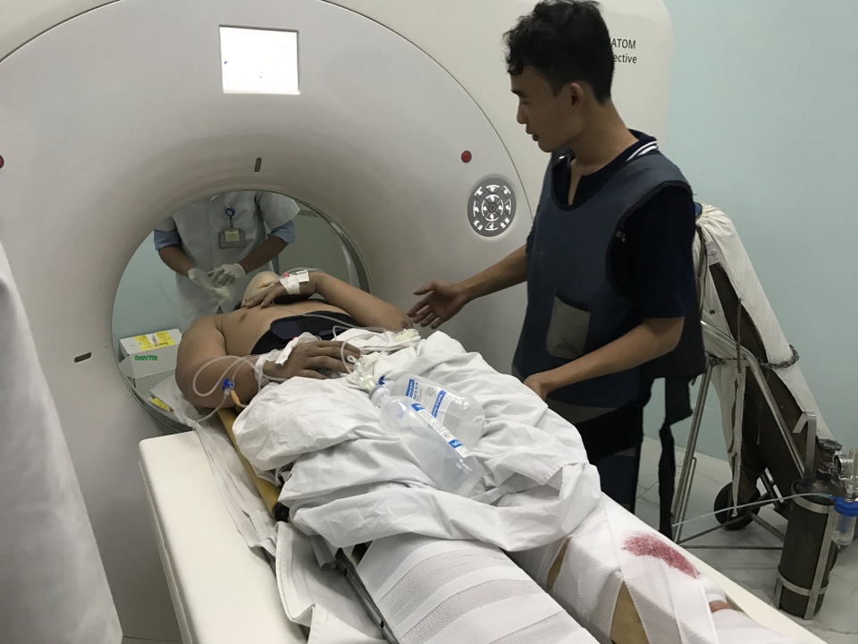 
Anh Tâm đang được các bác sĩ bệnh viện quận Thủ Đức tích cực cứu chữa.
