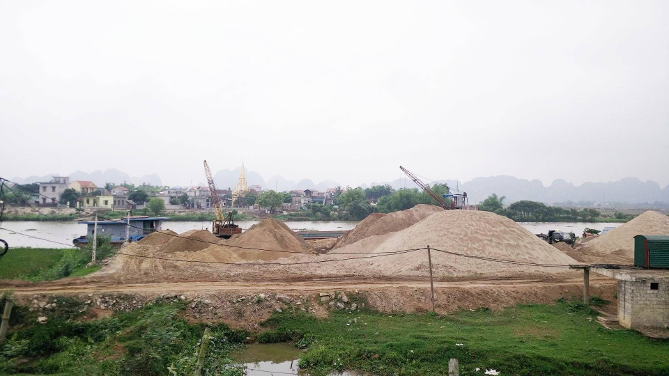 Ninh Bình: Hàng loạt bãi cát "lậu" ngang nhiên hoạt động bên sông Hoàng Long - 3 Bãi cát lậu chất cao như núi tại thôn Ngô Đồng, xã Gia Phú nhiều năm qua vẫn không bị dẹp bỏ.