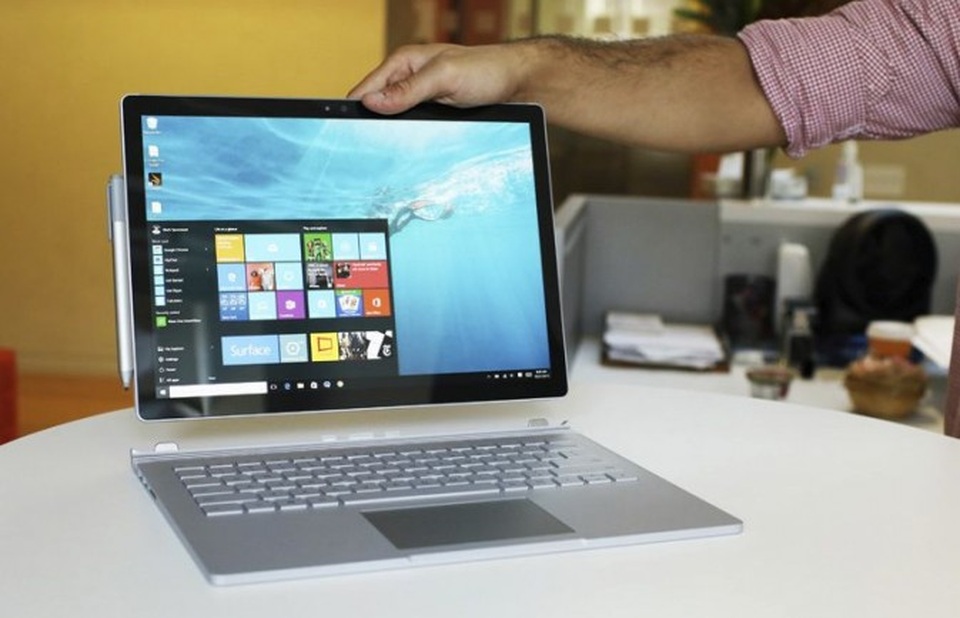 Top 5 laptop pin khủng nhất đầu năm 2017 - 4 Microsoft Surface Book