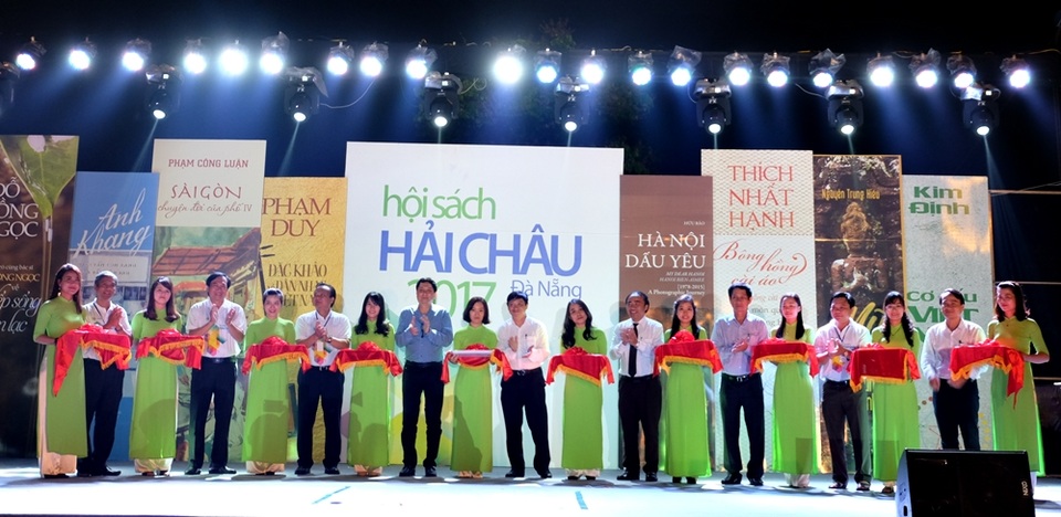 Hàng ngàn độc giả “tận hưởng niềm vui đọc sách” ở Đà Nẵng - 1 Hội sách Hải Châu - Đà Nẵng 2017 vừa chính thức khai mạc tối 19/4