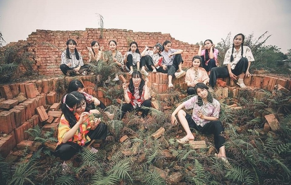 Bộ ảnh kỷ yếu mang phong cách dân dã của học sinh Bắc Giang - 6
Tuy nhiên, điều đáng nói là với sự đầu tư khá “mạnh tay” về ý tưởng và trang phục nhưng mỗi học sinh trong lớp chỉ phải chi khoảng 200.000 đồng để thực hiện bộ ảnh. Thân Thị Hướng bộc bạch: “Bộ ảnh không chỉ là cơ hội để các bạn gắn bó với nhau mà hơn hết còn là nơi lưu giữ kỷ niệm tuổi học trò. Với em đây thực sự là kỷ niệm khó quên”.