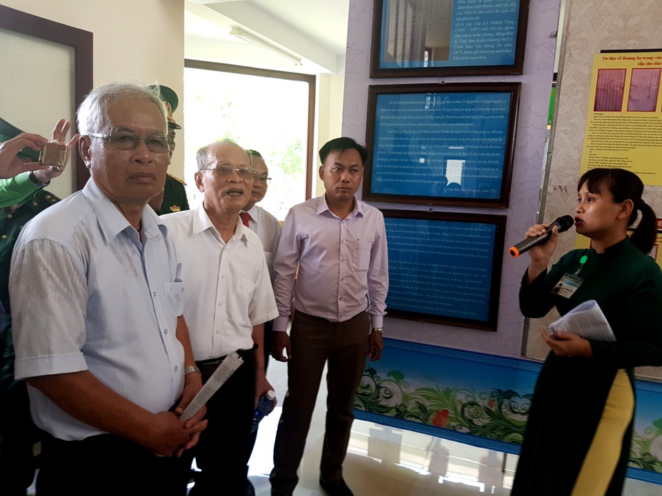 Hàng trăm tư liệu về Hoàng Sa, Trường Sa được triển lãm tại Hội An - 3 Đông đảo người dân Hội An đến xem triển lãm