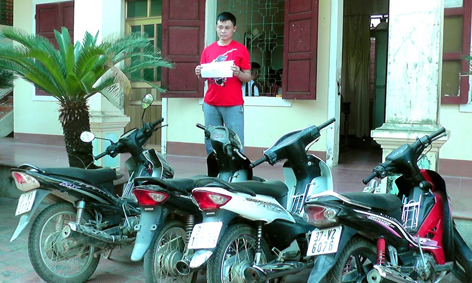 Đối tượng Phan Văn Phú và tang vật vụ án.