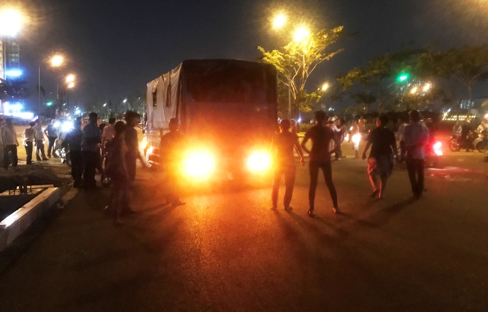 Chống đối quyết liệt khi bị cấm buôn bán trên nóc hầm Thủ Thiêm - 4 Nhiều phụ nữ đã dùng trẻ em ra chặn trước đầu xe công vụ để gây áp lực với tổ công tác.