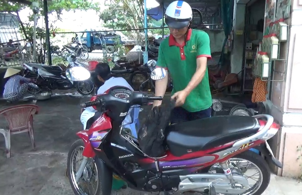 “Cứu tinh” cho sự cố xe cộ ở huyện đảo Cần Giờ - 1 Anh Nguyên chuẩn bị đồ nghề đi vá xe cho khách.