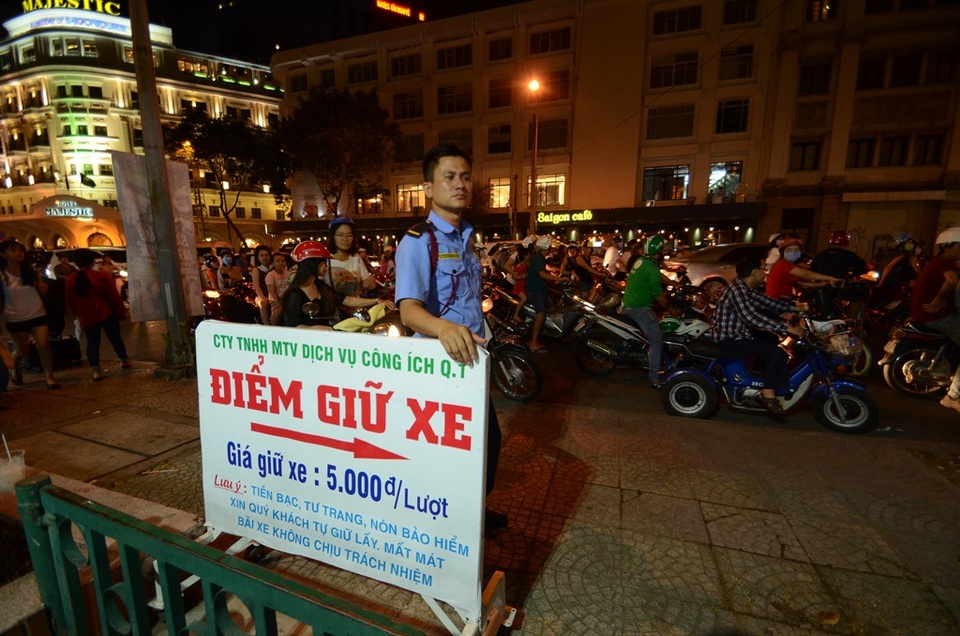 Bãi giữ xe cách khu chợ khoảng 500 mét.