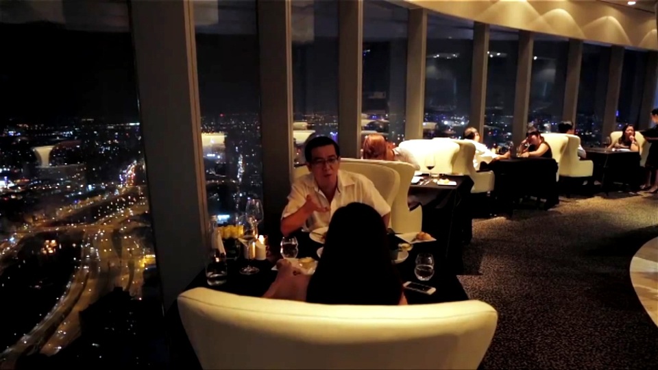 Những địa điểm tuyệt đẹp ngắm pháo hoa dịp 30/4 - 1/5 ở TP.HCM - 3 Không gian ngắm pháo hoa từ tầng 50 của tòa nhà Bitexco.