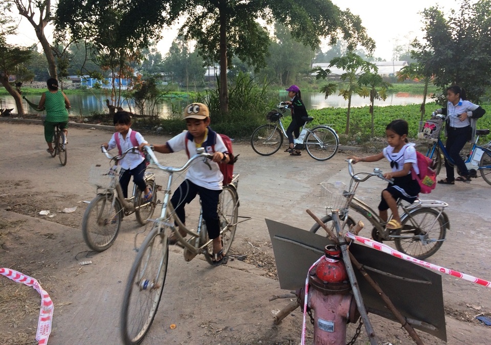 Hàng trăm học sinh trong vùng sạt lở nghiêm trọng đi học trở lại - 2 Nhiều em nhỏ tự mình đến trường sau hai ngày nghỉ học vì tránh sạt lở