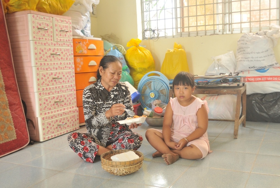 Cuộc sống vạ vật của người dân sau vụ sạt lở kinh hoàng - 3 Gia đình Bà Trần Thị Thẹn, gồm 2 đứa con và đứa cháu phải đến trường học tá túc mấy ngày qua. Chuyện ăn uống sinh hoạt đều khó khăn... Bà cho rằng, khu vực này chưa an toàn nên từ ngày dọn vào đây sống, chưa đêm nào bà có giấc ngủ ngon