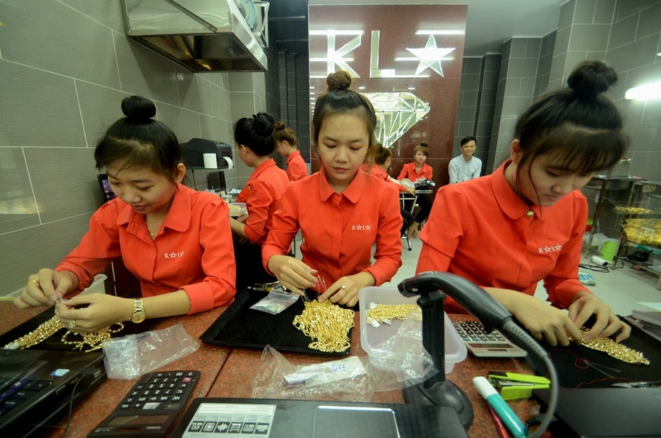 Phố vàng bạc, trang sức hút khách du lịch - 3 Các nhân viên của cửa hàng đang kiểm tra vàng thành phẩm.