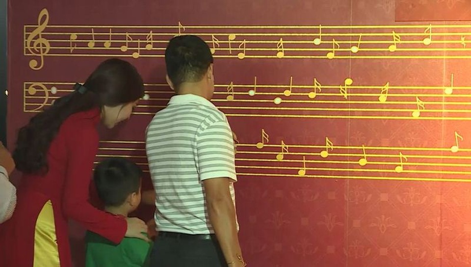 Ra mắt The Symphony – bản giao hưởng của Phú Mỹ Hưng Midtown - 3 Các khách mời tự tay đính từng nốt nhạc lên khuôn nhạc khổng lồ
