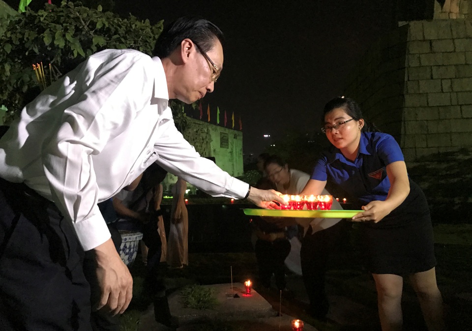 Tuổi trẻ TPHCM thắp nến tri ân các Anh hùng Liệt sĩ - 7 Phó Chủ tịch UBND TPHCM Lê Thanh Liêm đến từng mộ phần thắp nên tri ân các AHLS.