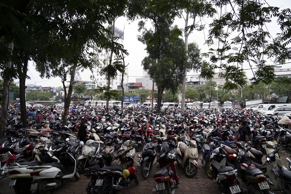 Tiếp tục... nghẹt thở ở công viên Thủ Lệ - 3 Bãi xe rộng lớn không còn chỗ trống.