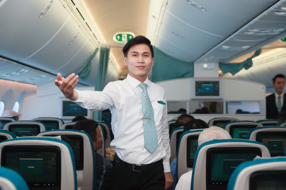 Tiếp viên hàng không trình diễn áo dài ở độ cao 10.000 mét - 3 Tiếp viên hát tặng hành khách bài Tự nguyện với màn múa phụ họa tượng trưng cho cánh chim bồ câu trắng yêu hòa bình, cầu nối đoàn viên