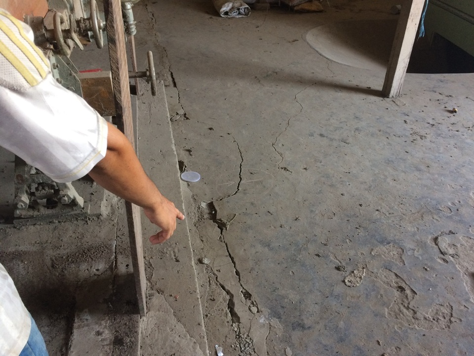 Sạt lở kinh hoàng ở An Giang: Thêm một căn nhà bị "nuốt chửng" - 3
Trong nhà máy xay xát của ông Vinh hiện cũng đã có những vết nứt.