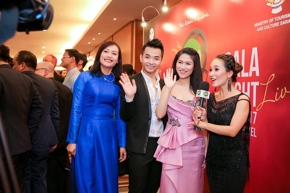 Phạm Hồng Phước giành giải “Nam diễn viên chính xuất sắc nhất” tại LHP quốc tế ASEAN 2017 - 2 Phạm Hồng Phước cùng Hồng Ánh và Ngọc Thanh Tâm trả lời phỏng vấn trên thảm đỏ.