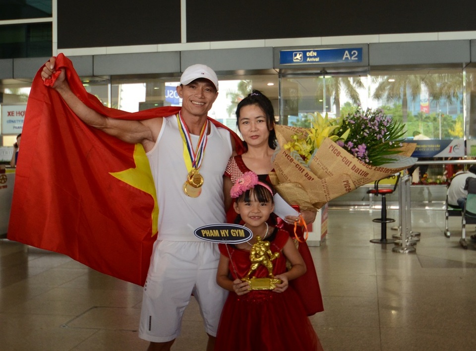 Chàng trai "6 múi" Bình Thuận: Hái quả ngọt từ nỗ lực không mệt mỏi - 3 Vợ và con gái ra sân bay mừng anh chiến thắng trở về.