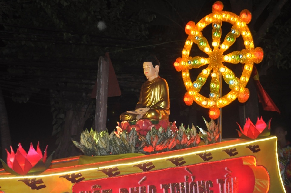 Hàng ngàn người dân và du khách tham dự lễ hội Phật Đản - 3 Đây cũng là lễ cầu an cho cộng đồng