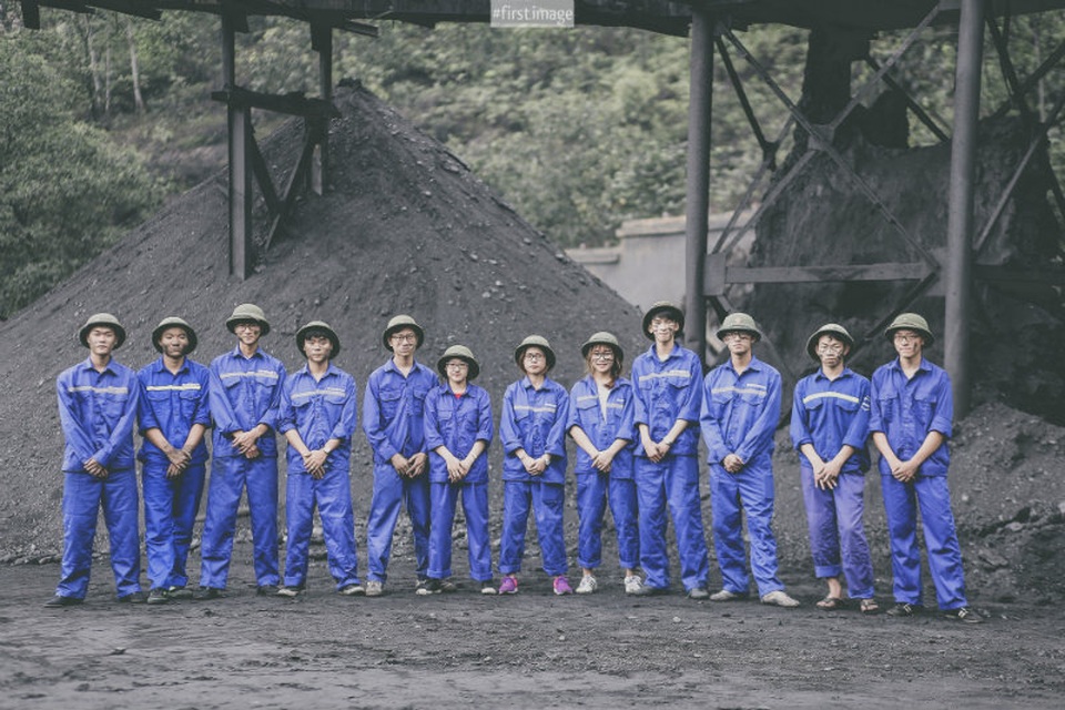 Ảnh kỷ yếu “Thợ mỏ” đậm chất quê hương của học sinh Quảng Ninh - 3 Nói về ý tưởng bộ ảnh em Nguyễn Khánh Linh, Bí thư của lớp chia sẻ: “Bên cạnh việc lưu giữ làm kỉ niệm thì bọn em cũng muốn giới thiệu hình ảnh của mảnh đất mỏ thân yêu đến các bạn trẻ, đặc biệt là hình ảnh người thợ mỏ”.