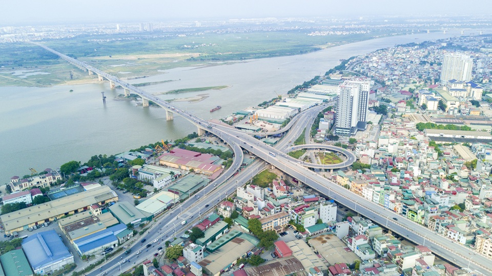 Mãn nhãn với 7 cây cầu vượt sông tại Hà Nội - 7 Chiều dài tuyến chính cầu dài 5.800m, phần vượt sông dài 3.700m. Mặt cầu Vĩnh Tuy hiện rộng 19m, đã được quy hoạch mở rộng trong giai đoạn hai là 38m.