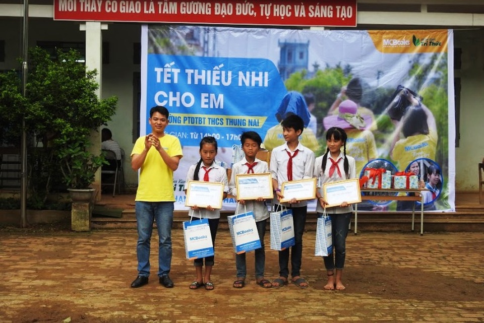 Học sinh vùng khó tưng bừng vui Tết thiếu nhi sớm - 2 4 em học sinh của nhà trường được ban tổ chức trao học bổng vì có thành tích học tập xuất sắc.