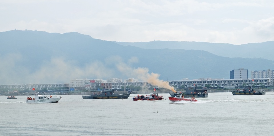 Việt Nam, Hoa Kỳ cùng diễn tập ứng phó sự cố tràn dầu trên sông Hàn - 1 15 đơn vị với khoảng 200 người; trong đó có phương tiện và lực lượng cứu hộ, cứu nạn của hải quân Hoa Kỳ tham gia diễn tập sự cố tràn dầu tại Đà Nẵng sáng 13/5