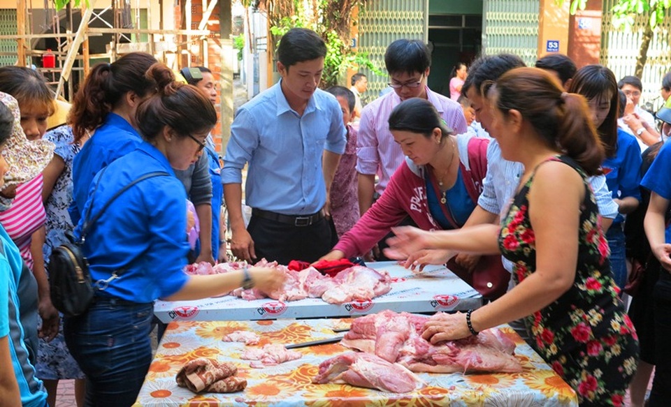 Dân nườm nượp đi mua thịt heo sạch “giải cứu” người chăn nuôi - 3 Điểm bán thịt heo trên đường Phan Bội Châu (TP Quy Nhơn) hết thịt sớm