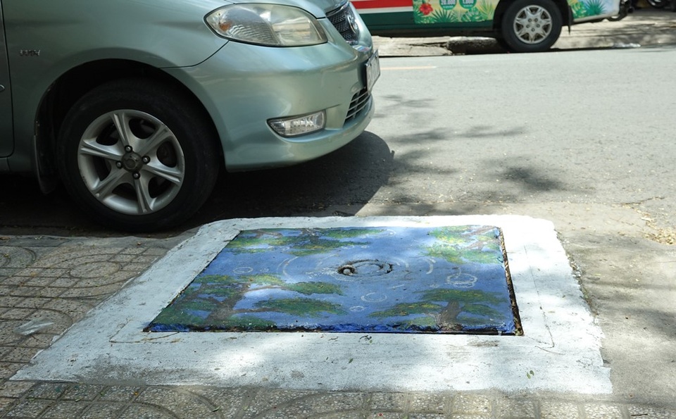 “Lạ lẫm, bắt mắt, độc đáo…” là chia sẻ của nhiều người dân khi đi bộ ngang qua những nắp cống này.