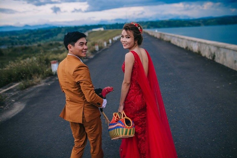 Chú rể mê gà chọi, ảnh cưới cũng không thể thiếu "vật cưng" - 7 Nói về khó khăn của buổi chụp hình, anh Duy cho hay: “Vì mình chơi gà nên biết cách làm sao cho gà đứng yên còn thợ chụp ảnh không chơi gà nên gà cứ loay hoay, đi lòng vòng nên mất khá nhiều thời gian”.