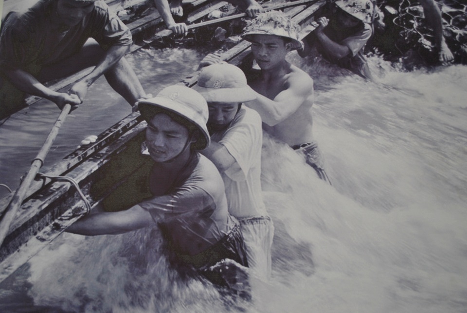 Làm cầu vượt suối