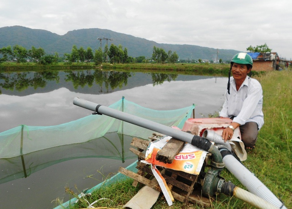 Dự án chưa phê duyệt đã “bít” sông: Việc đổ đất, thi công vẫn đúng? - 3 Ông Nguyễn Văn Định (trú 47 Hùng Vương, TP Quy Nhơn) buồn bã trước vụ thả nuôi tôm thất bại vì nước bị ngọt hóa do đơn vị thi công đổ đất thi công cầu Điện Biên Phủ làm gián đoạn nguồn nước mặn lưu thông