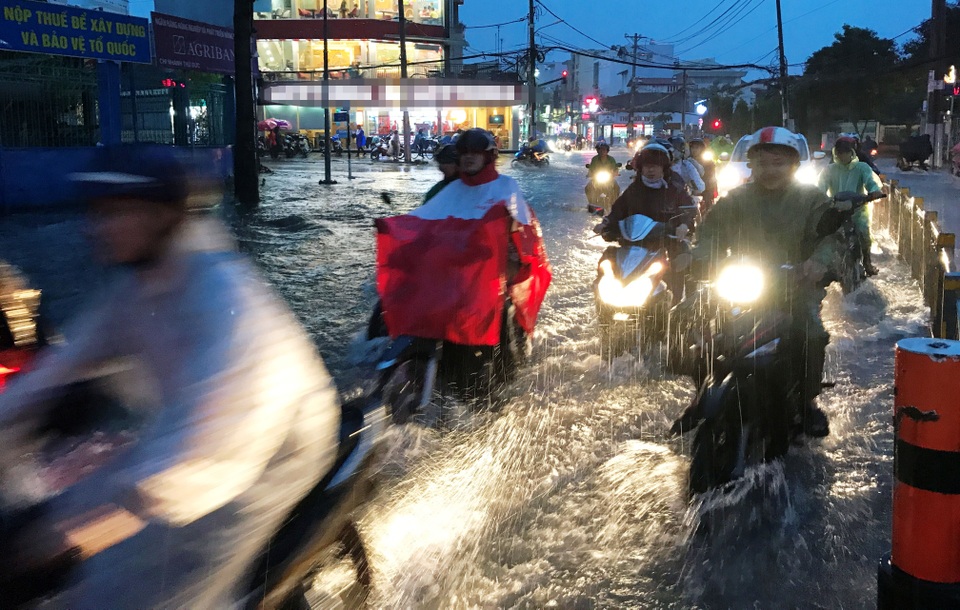 Mới đầu mùa mưa, người Sài Gòn đã khốn đốn vì ngập nước, kẹt xe... - 8 Mới đầu mùa mưa, người Sài Gòn đã khốn đốn vì ngập nước, kẹt xe... - 8