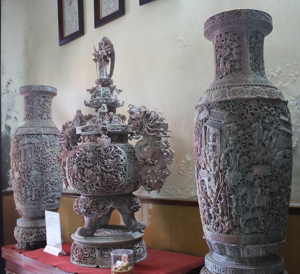 Cận cảnh bộ lư "tam bảo vĩnh hằng" khách trả 15 tỷ không bán - 5 Cảnh làng quê Việt với “dòng sông, bến nước, con đò” được các nghệ nhân chạm khắc khá tinh tế trên hai chiếc lọ hoa.