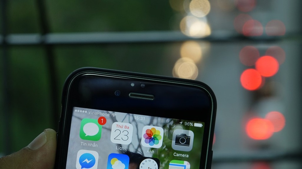 Đồng hồ mới chỉ 15h30 nhưng trên không ít tuyến đường là những vệt sáng dài của các phương tiện.