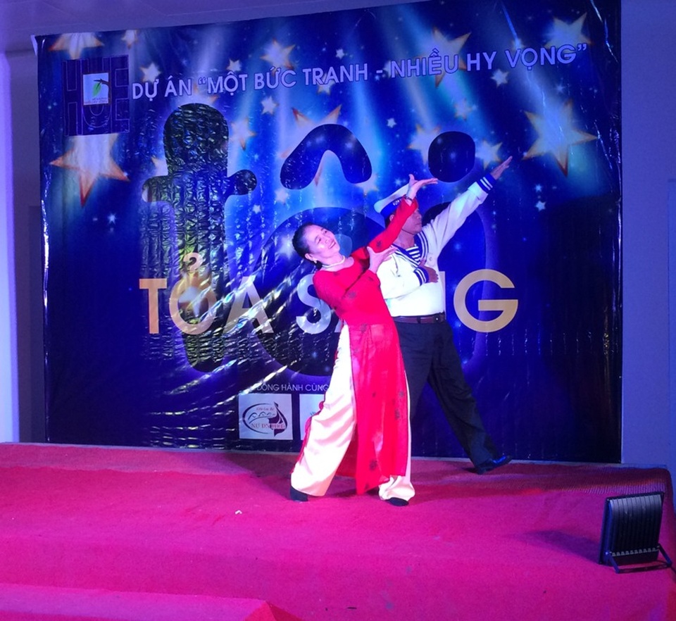 Tiếng hát xoa dịu nỗi đau cho bệnh nhân ung thư - 2 Nữ bệnh nhân thi múa