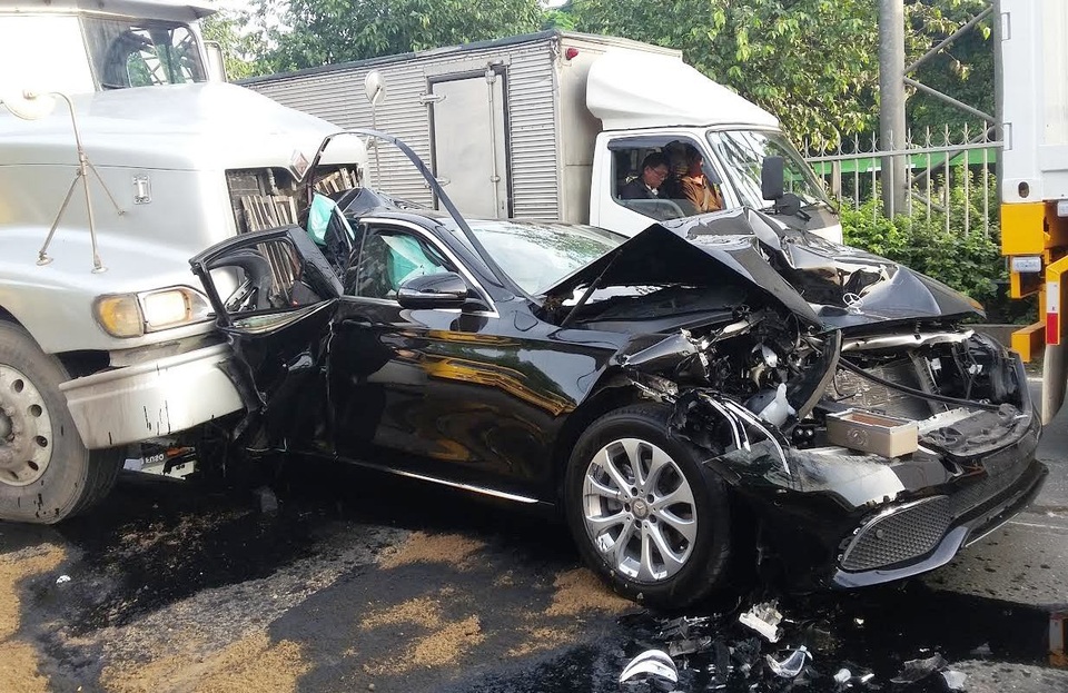 Tài xế kêu cứu trong chiếc Mercedes biến dạng - 2 Ôtô Mercedes bị kẹp chặt giữa 2 xe đầu kéo container sau cú tông kinh hoàng gây biến dạng hoàn toàn.