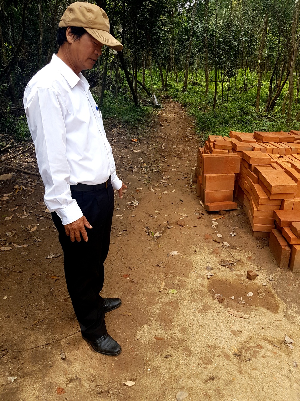 Hoàn thành công tác khai quật đoạn đường cổ ở Thánh địa Mỹ Sơn - 3 Đoạn bờ tường của tuyến đường cổ đã được tạm lấp lại để bảo quản