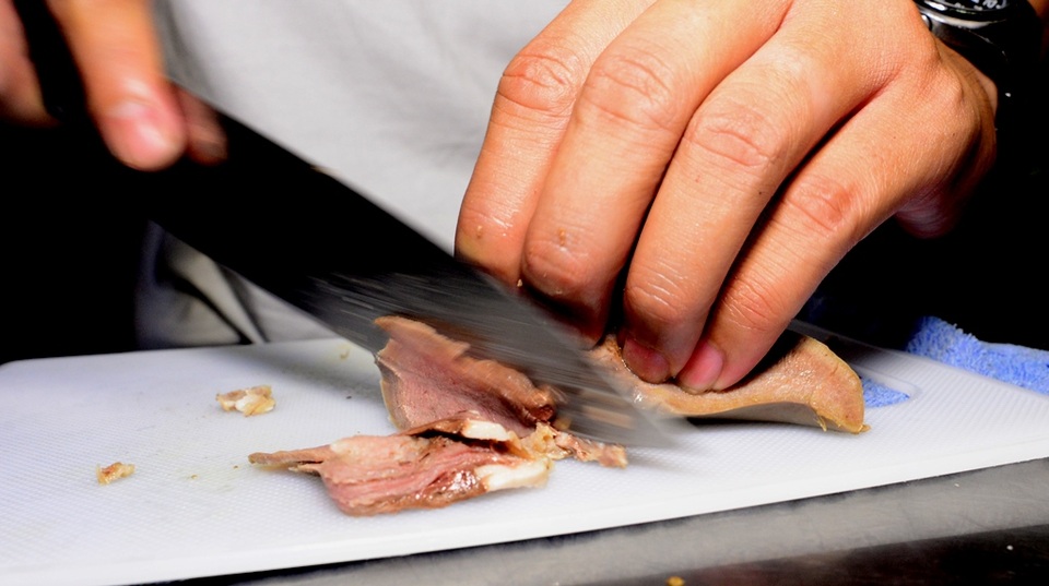 Cách thưởng thức khác của “Bánh mì Sài Gòn” khiến giới trẻ thích mê - 3 Thái lát lưỡi heo.