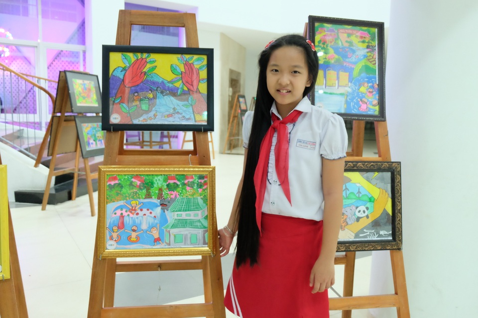 Đà Nẵng: Trao giải cuộc thi viết, vẽ tranh về bảo vệ môi trường - 2
HS Phan Gia Linh (lớp 4/13, Trường Tiểu học Phù Đổng) với bức tranh đoạt giải Cuộc thi
