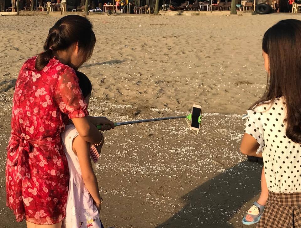 Phó nháy trải lòng khi bị smartphone lấy đi "miếng cơm, manh áo" - 3 Không quá khó để bắt gặp những chiếc smartphone, hoặc gậy tự sướng,...tràn ngập tại các điểm du lịch nổi tiếng.
