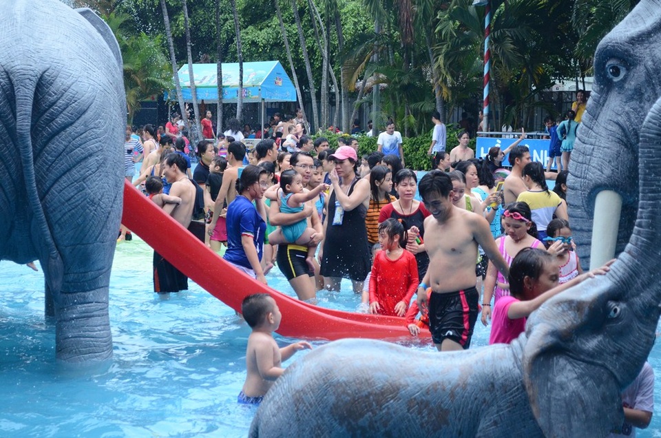 Người làm du lịch thất vọng với "vũ điệu bikini" phản cảm ở Đầm Sen - 3 Đừng nên thử nghiệm một cách tùy tiện để những bậc phụ huynh phải e ngại khi đến những nơi vui chơi như thế này.