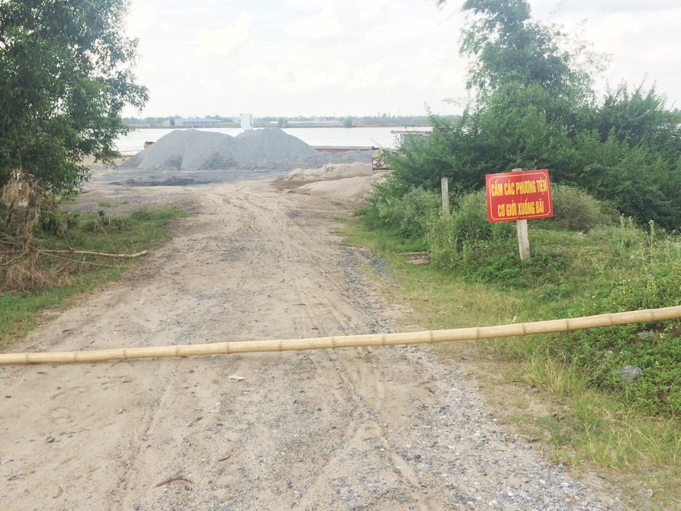 Dẹp bỏ các bãi cát không phép ven sông Đáy sau phản ánh của Báo Dân trí - 3 Chính quyền địa phương đã dựng rào chắn, treo biển cấm các phương tiện xuống bãi lấy cát.