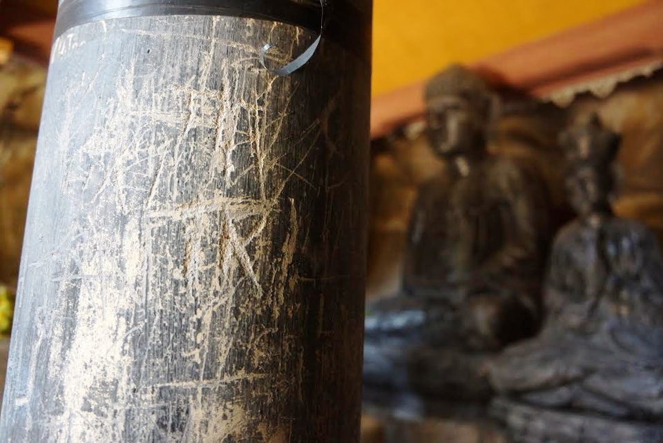 Ngôi chùa cổ nổi tiếng ở cố đô Hoa Lư bị vẽ bẩn khắp nơi - 8 Những cây cột trong chùa du khách cũng không tha, vẽ bậy chi chít làm biến dạng, hư hại đi vẻ đẹp cổ kính trong ngôi chùa linh thiêng.