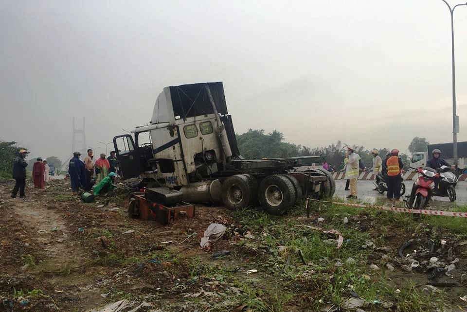 Xe đầu kéo cán chết 2 người ở dốc cầu Phú Mỹ - 3 Chiếc xe đầu kéo chỉ dừng lại khi lao vào bãi đất trống bên đường.