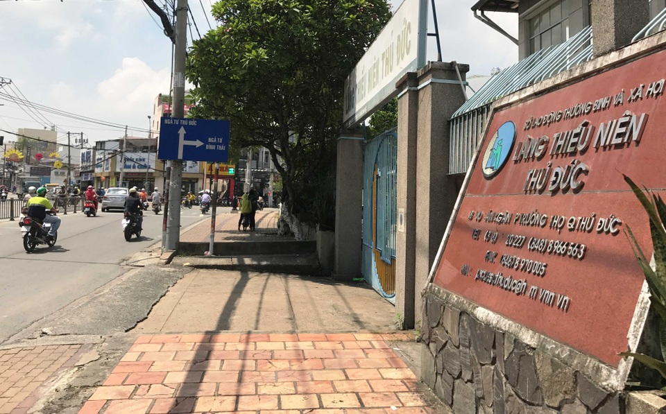 Hai anh em trai nghi bị mẹ bỏ rơi trước Làng Thiếu niên Thủ Đức - 1
Vỉa hè trên đường Võ Văn Ngân trước cổng LTNTĐ, nơi 2 bé trai nghi bị mẹ bỏ rơi.