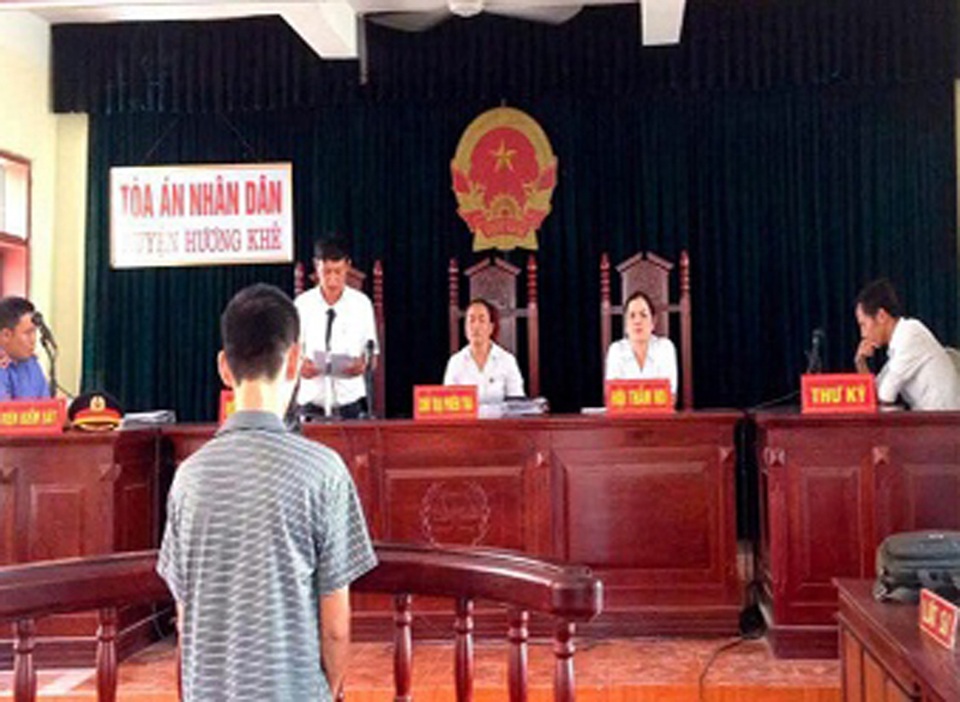 Lãnh đạo cơ quan điều tra bị doạ giết: Côn đồ được dung túng? - 1 Phiên tòa sơ thẩm xét xử bị cáo Bùi Thanh Hiền tại TAND huyện Hương Khê từng gây nhiều bức xúc cho dư luận địa phương.